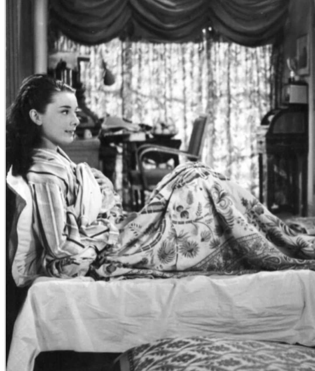 白澤貴子さんのインスタグラム写真 - (白澤貴子Instagram)「"Roman Holiday" never gets old.  あの名作、#ローマの休日 が4Kレストア版として公開されるに先立ち、光栄なことに著名者コメントなるものをパンフレット及び公式サイトへ寄稿させていただきました。  上品なのにチャーミング。 性別や年齢を問わず、それを上手に併せ持つ人に私は小さな頃から憧憬の念を抱いています。  そんな魅力的な人に近づけるかもしれないヒントがたくさん散りばめられたこの作品。  生まれ持った美しさからだけではない、心惹きつけるアン王女の佇まいを是非劇場で堪能してください。  #公開は明後日8月25日から #audreyhepburn #romanholiday」8月23日 8時39分 - takakoshirasawa