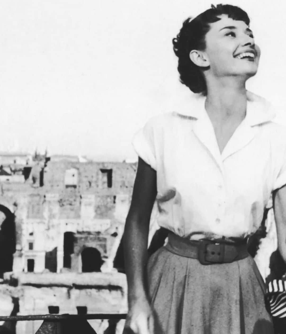 白澤貴子のインスタグラム：「"Roman Holiday" never gets old.  あの名作、#ローマの休日 が4Kレストア版として公開されるに先立ち、光栄なことに著名者コメントなるものをパンフレット及び公式サイトへ寄稿させていただきました。  上品なのにチャーミング。 性別や年齢を問わず、それを上手に併せ持つ人に私は小さな頃から憧憬の念を抱いています。  そんな魅力的な人に近づけるかもしれないヒントがたくさん散りばめられたこの作品。  生まれ持った美しさからだけではない、心惹きつけるアン王女の佇まいを是非劇場で堪能してください。  #公開は明後日8月25日から #audreyhepburn #romanholiday」