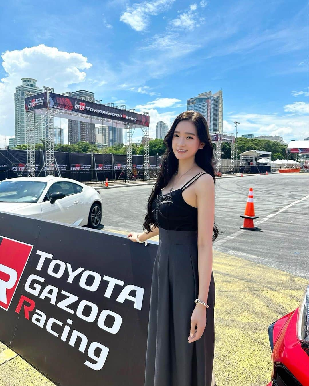 太田麻美のインスタグラム：「フィリピンに来てます🇵🇭 本日の23日24日に海外で初となる 【TOYOTA GAZOO Racing FESTIVAL】が開催🎉 GAZOO LADYとして参加させていただいてます❤️🖤 昨日はリハーサルをしてきました✨ フィリピンマニラの街中にはイベントの案内があったりとても注目されています👏 イベントではモリゾウ選手、ドライバーさんのデモランがあったりとても盛り上がる内容となってます❤️‍🔥 私も楽しみです✨  #toyota #toyotagazooracing #tgr #gazoolady #トヨタ #ガズーレディ #フィリピン」