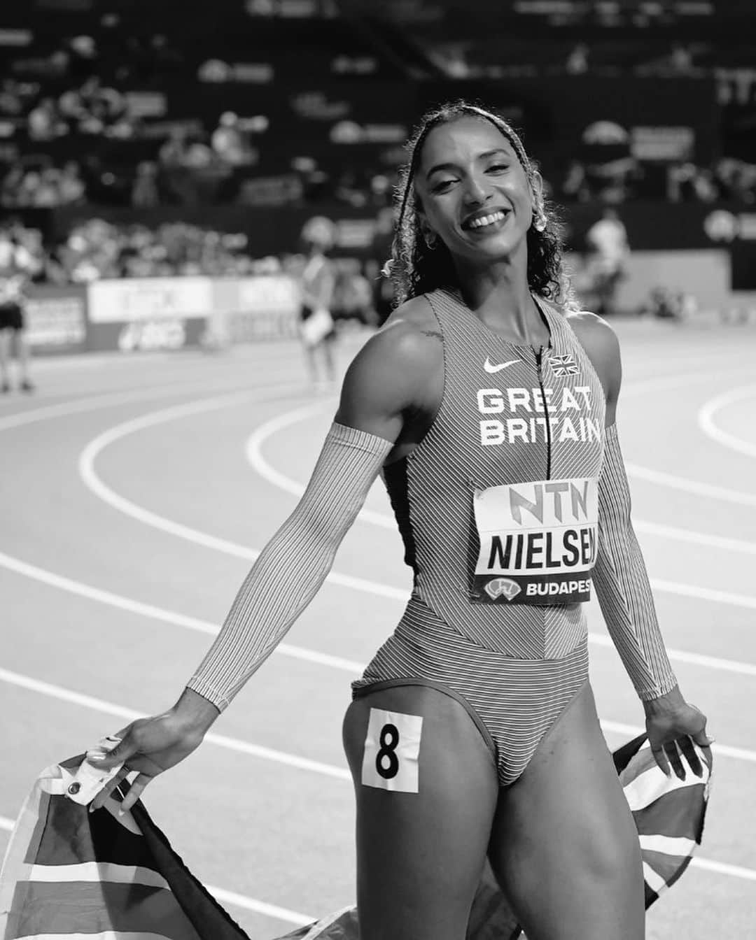 Laviai NIELSENのインスタグラム：「🩶🥈 so proud of this team for making a mark in the history books 🫶🏽  British mixed relay history  worlds 2019: 4th olympics 2021: 6th worlds 2022: 9th worlds 2023: 🥈 olympics 2024: ❓  📷 @jrhodesathletics」