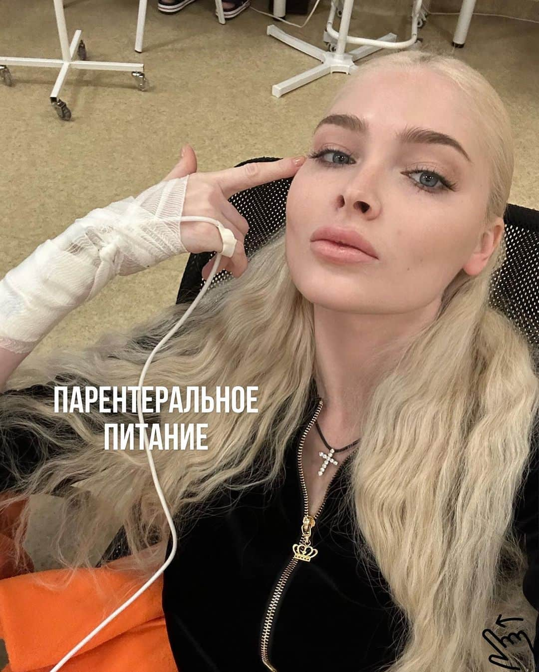 Alena Shishkovaさんのインスタグラム写真 - (Alena ShishkovaInstagram)「Что вы видите на фото? Алена Шишкова, ролевая модель своего поколения, идеальная картинка, которую все хотят видеть. Никакого фотошопа - только нейросеть👌🏻 Красота и здоровье, привлекают, восхищают, а когда, вдруг, что-то не так, сразу начинается: иди поешь, ноги - спички, руки худые, филлеры вколола, скулы шарики и вообще, как можно было такую красивую внешность прос.ать?! После моих появлений на ТВ шоу «Наследники и Самозванцы», «Звезды в Африке» полилась массовая критика во всех СМИ. И даже многие популярные люди прошлись своими «сапогами» по моему скромному лицу. Бесконечные фото «до/после» гуляли по пабликам и телеграм-каналам.  А еще были разборы моих «проблемных зон» от супер-косметологов, которые меня никогда вживую даже не видели, но не упустили возможность «заскочить в тему» и пропиариться «профессиональными» знаниями.  Я специально не комментировала все эти выпады в мой адрес, потому что проблема действительно была. И давно. Точнее две. И называются они булимия и анорексия. Но мне хотелось их сначала решить, а потом уже что-то комментировать.  8 лет я потратила на их решение.  Я проходила курсы лечения по набору веса в разных клиниках и санаториях. Я сдавала все анализы, выслушивала вердикты и рекомендации, и принимала все лекарства, бады, пилюли и жидкости, что мне прописывали для набора веса.  Иногда казалось, что я справилась, но потом снова рецидивы.  И все только усугублялось. В апреле этого года, когда состояние стало критическим, я обратилась в Центр изучения расстройств пищевого поведения. Мой случай не совсем типичный. Увы, я много лет «возвращала» еду, не потому, что боялась лишнего веса (я очень хотела поправиться!). А потому, что еда и жидкость вызывали к утру отеки. А на утро съемки, а я не довольна своим лицом. И я стала «возвращать» еду, а потом еще и пить мочегонные таблетки, только бы не иметь отечное лицо утром.  Продолжение и фото в карусели…」8月23日 3時07分 - missalena.92