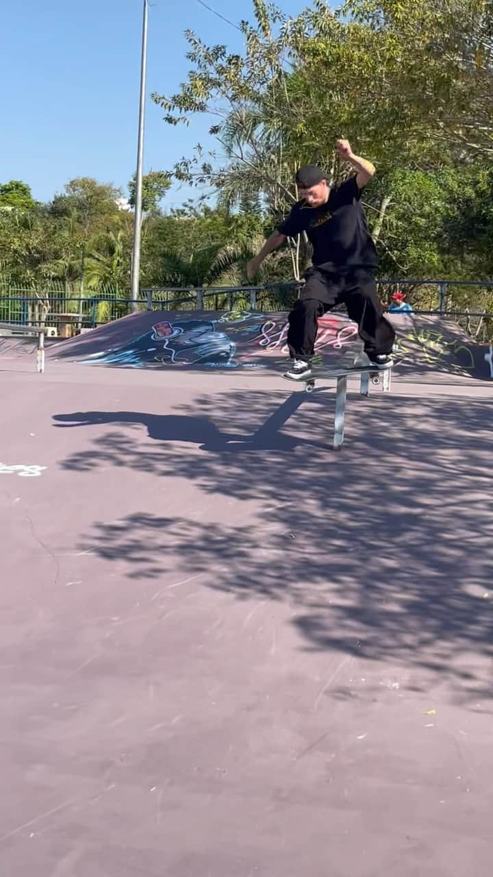 ジョバンニ・ヴィアナのインスタグラム：「👊🏻 @volcomskate 👊🏻  📱 @dgmarquesbr」