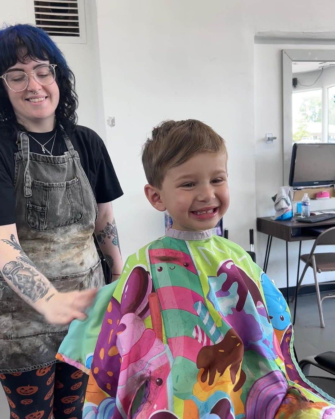 カミーユ・グアティさんのインスタグラム写真 - (カミーユ・グアティInstagram)「I know they say time goes by so fast, but it really does! Our first day of Preschool and our first professional haircut! Mommy can now retire her eyebrow scissors that she’s been using to cut his hair!  Cherishing the moments🤍  #firstdayofschool #firsthaircut #mommasboy #donorconception #loveislove」8月23日 3時09分 - camilleguaty