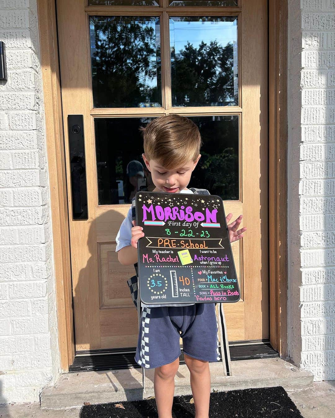 カミーユ・グアティさんのインスタグラム写真 - (カミーユ・グアティInstagram)「I know they say time goes by so fast, but it really does! Our first day of Preschool and our first professional haircut! Mommy can now retire her eyebrow scissors that she’s been using to cut his hair!  Cherishing the moments🤍  #firstdayofschool #firsthaircut #mommasboy #donorconception #loveislove」8月23日 3時09分 - camilleguaty