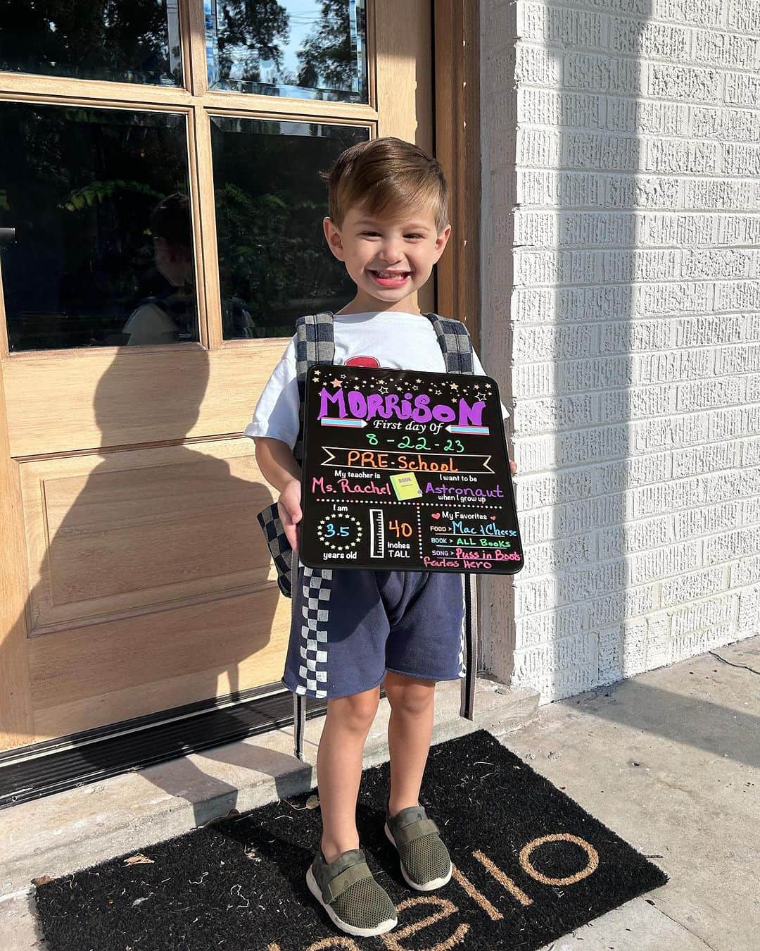 カミーユ・グアティのインスタグラム：「I know they say time goes by so fast, but it really does! Our first day of Preschool and our first professional haircut! Mommy can now retire her eyebrow scissors that she’s been using to cut his hair!  Cherishing the moments🤍  #firstdayofschool #firsthaircut #mommasboy #donorconception #loveislove」