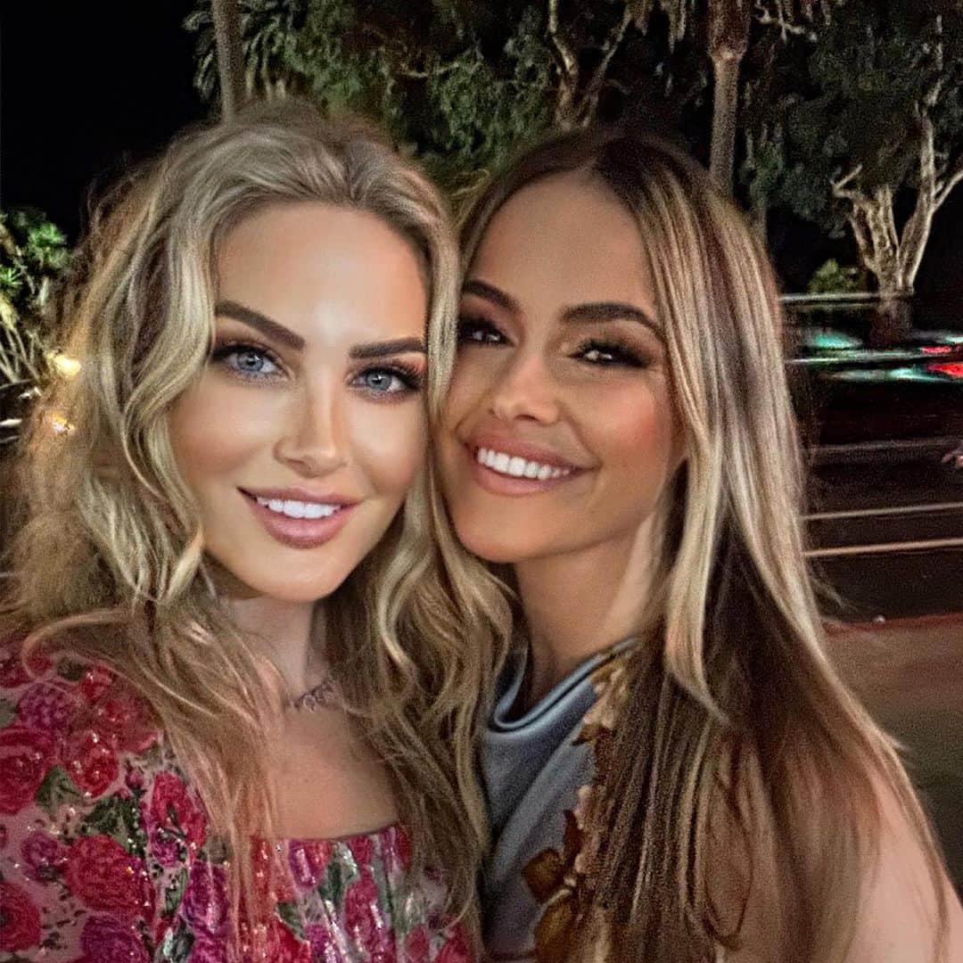 ステファニー・プラットのインスタグラム：「Celebrating my gorgeous friend/ Pilates trainer @cassinthomson birthday 🥳. I see this babe first thing every morning and I am so truly lucky to start each day with such positivity and happy vibes!! We spend the whole time laughing and on the rare occasion she’s there holding my hand, listening & supporting me through the tough times. She is one of the kindest and most humbled souls I’ve ever met. I can say hand to God there were times I’ve been so low and felt so alone… that if it weren’t for her I don’t know how I would have gotten out of bed. I love you so so much ❤️ you’re my little sister and I will ALWAYS be there for you & have your back ❤️thank you for taking care of me physically, emotionally and spiritually 🥰 I don’t think you will ever know how much I love you and appreciate you… but I wish you did… because it’s a lot!! 😄 also, no one makes me laugh harder! Our mornings really are the fucking best! 😜」