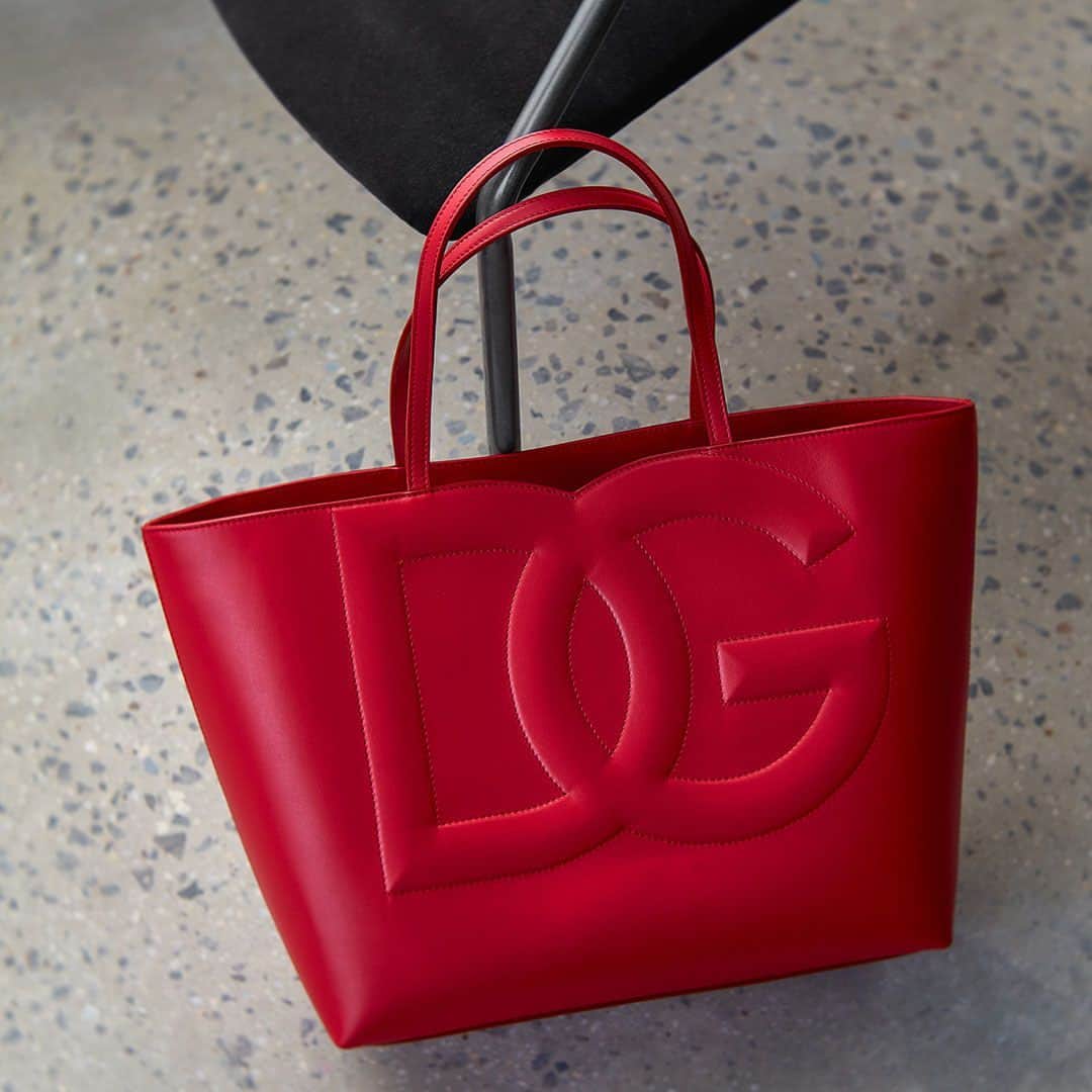 barneysnyofficialのインスタグラム：「Ravishing in red. @dolcegabbana #BarneysAtSaks @saks」