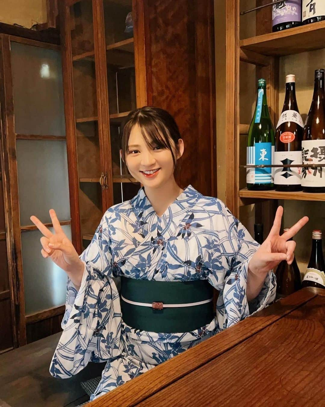 鈴木咲のインスタグラム：「お酒をバックに嬉しそうな人  #竺仙#浴衣」