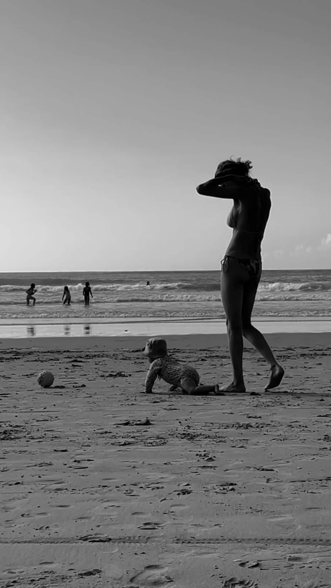 NICOLAS SIMOESのインスタグラム：「11 months today my love, exploring sea & sand for the first time with the best surprise at the end 🥺🤍」