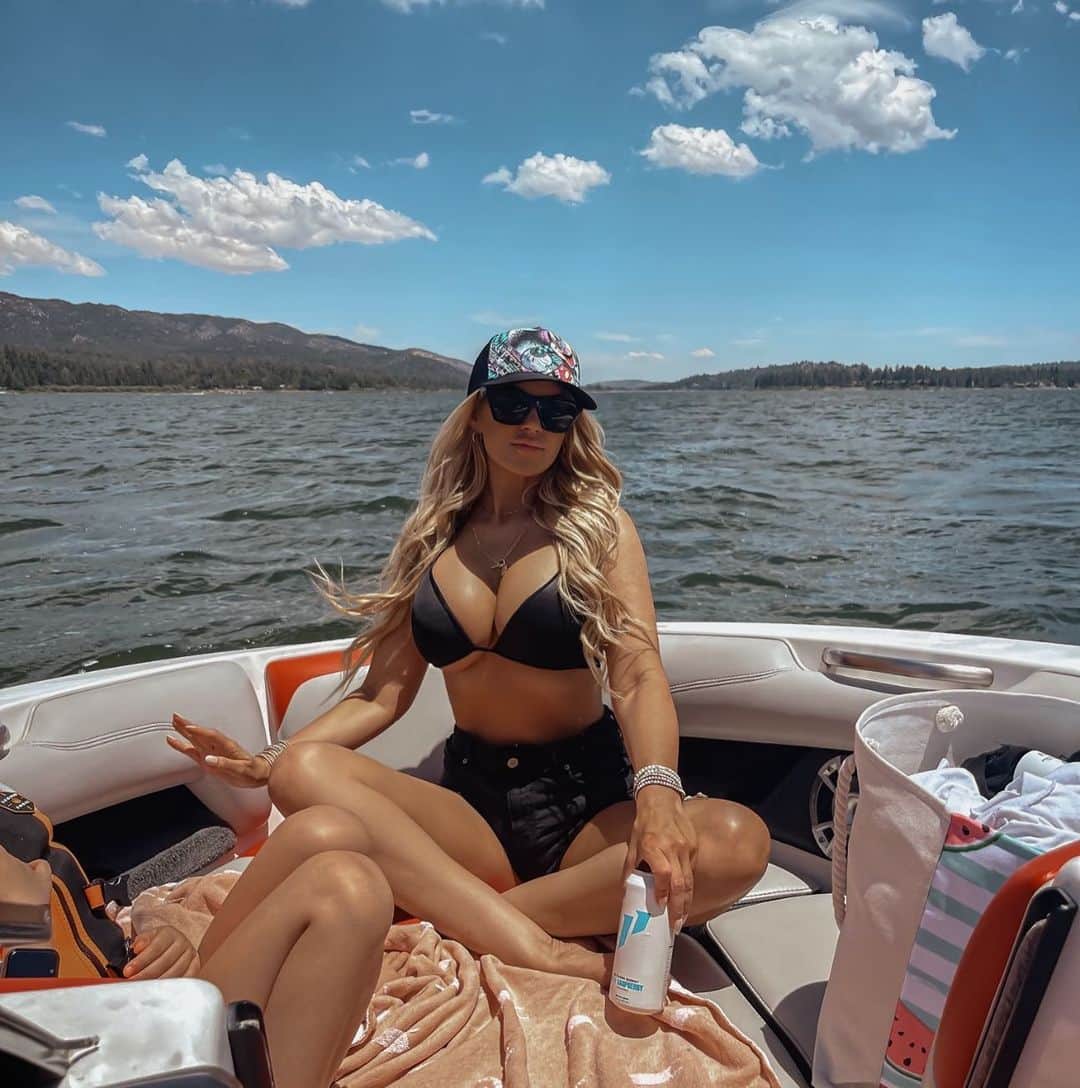 ジェサ・ヒントンのインスタグラム：「Prestige Worldwide 🌎   Take me back to boat days with the fam in Big Bear. One of my favorite memories this summer ❤️  The #1 drink served at the Catalina Wine Mixer @1stphorm」