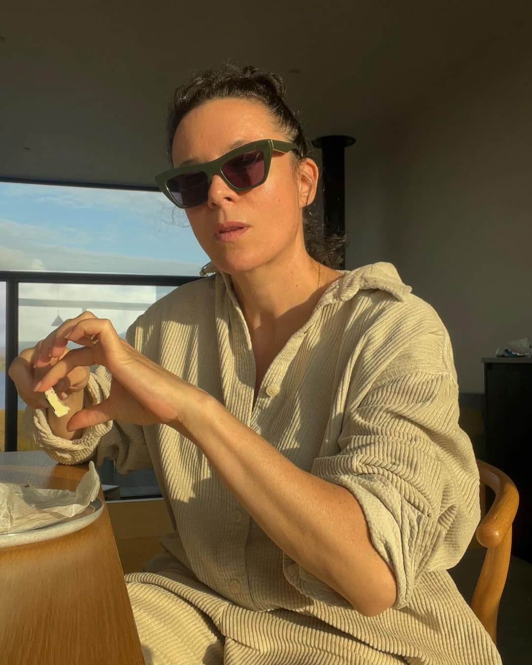 ギャランス・ドレさんのインスタグラム写真 - (ギャランス・ドレInstagram)「Caught in the act of drinking wine and eating stinky Camembert. Text me for more diet advice   😆  Wearing shirt and pants from @americanvintage_officiel and glasses from @massimodutti」8月23日 4時17分 - garancedore