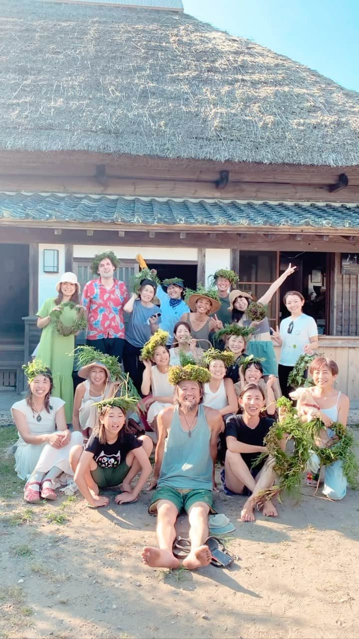 望月一花のインスタグラム：「🌻INAKA Gathering 🏡  大好きな @kokoniwa さんが ホールドしてくれた安心安全の場で 心から解放できる仲間たちと 最高の夏休みを過ごしました🫶💖  愛のこもったケータリングやお弁当🍙 友人が淹れてくれたコーヒー☕️ 嘆きのNVCワーク TERRA上映会🎥 キャンプと朝日🏕 お金の循環 アバターの覚醒 コンテンポラリーダンス💃 オリジナルリース創り フィボナッチ探し🐚 海遊び🌊 mindfulness 瞑想ウォーク👣 breath work 流しそうめん スイカ割り🍉 温泉♨️ hug,hug,hug,,,  パーマカルチャーを実践し伝えている #superdeluxekamogawa のフィルさんが愛を込めて焼いてくれたピザをみんなと食べたことも🍕  共に涙を流し合い共感しあったことも 大切な、大切な思い出になりました。  沢山の学びと気づきがありました。  ありがとう、ありがとう。  私は、平和そのものとして 私自ら広げていく🕊  om, shanti shanti shantihi」