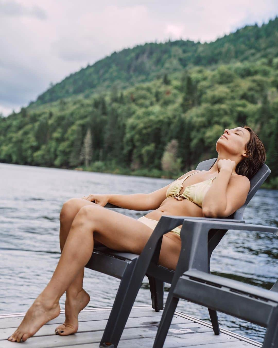 エマ（テニール・ダッシュウッド）のインスタグラム：「POV: Enjoying a moment of bliss river side, listening to the sounds of nature, on the most perfect spa day! ✨   @nordiquespastoneham @quebeccite」