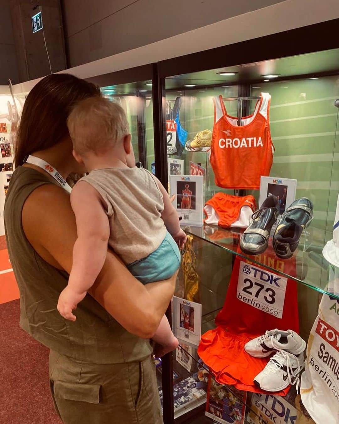 ブランカ・ブラシッチさんのインスタグラム写真 - (ブランカ・ブラシッチInstagram)「Sharing the story of my triumphs with my little champion. 🏅👶🏼   #mowa #museumofworldathletics #herritage #athletics #worldchampion #highjump #mum」8月23日 4時44分 - blankavlasic_official