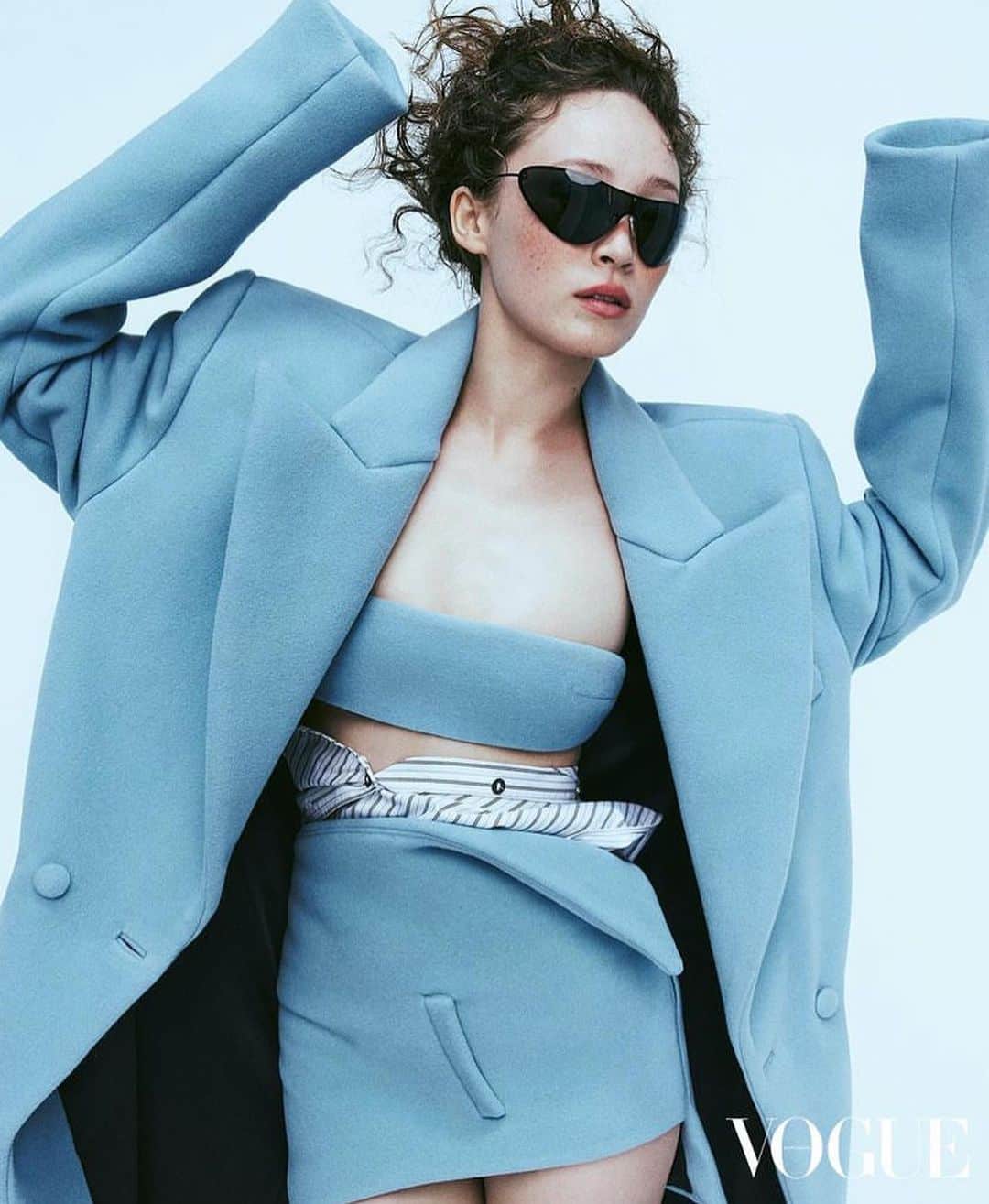 IMG Modelsのインスタグラム：「Freeze. 🧊 #HavanaLiu (@havanaroseliu) stars in the new @voguehongkong. 📷 @royalgilbert 👗 @julianaschiavinatto ✂️ @junyahair 💄 @tyronmachhausen x @thewallgroup #IMGmodels」
