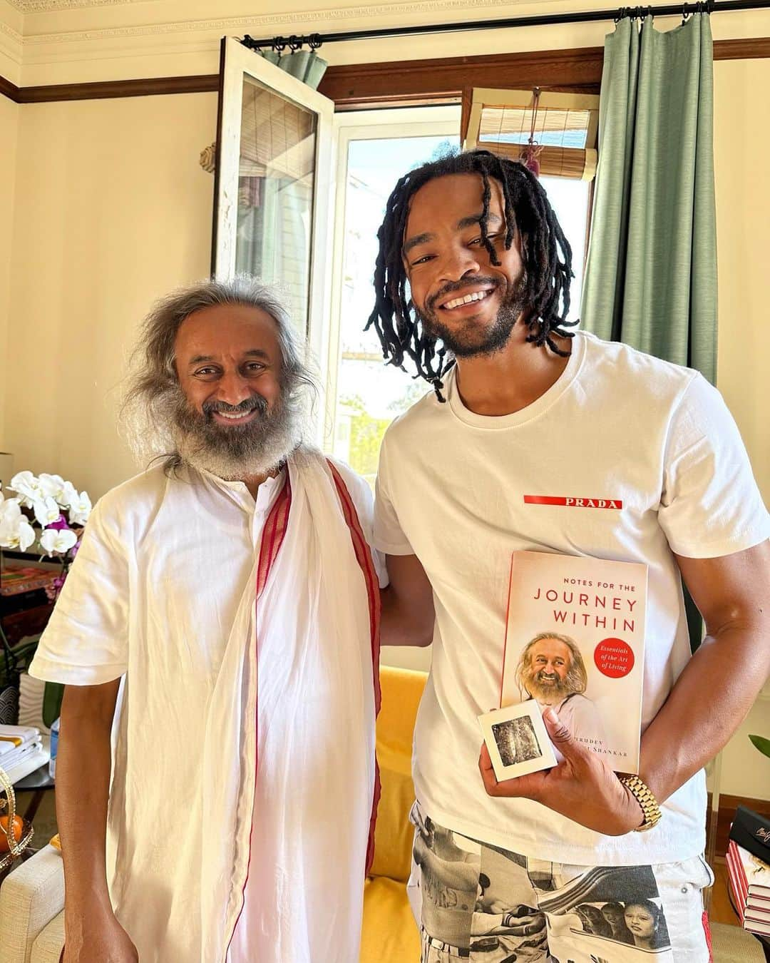 Maejorのインスタグラム：「GRATEFUL to connect on a high vibe w/  @srisriravishankar THANK U for your beautiful work w/ @artoflivingusa MUSIC X WELLNESS X MEDITATION X UNITY X HARMONY ♡」