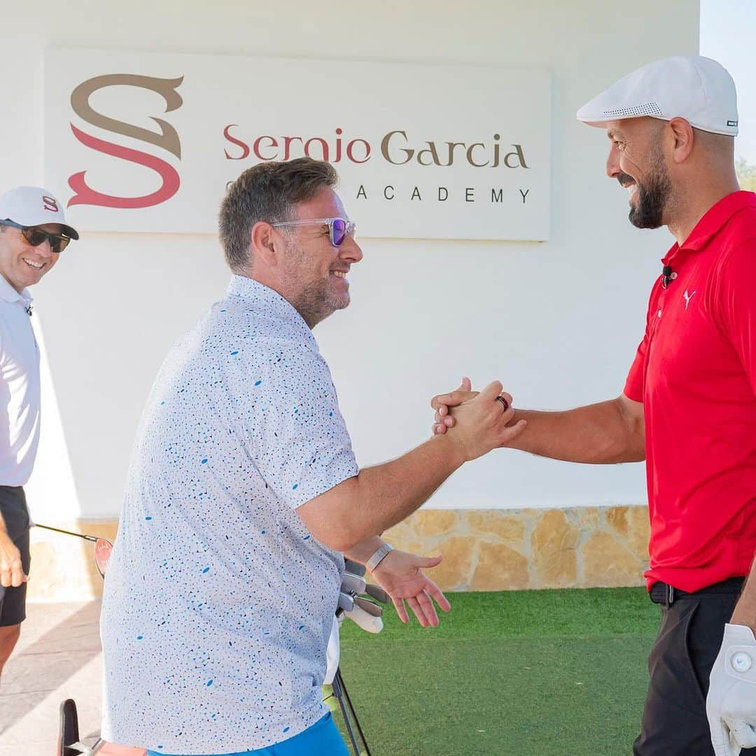 セルヒオ・ガルシアさんのインスタグラム写真 - (セルヒオ・ガルシアInstagram)「⚽️⛳️Estamos muy contentos de comunicaros que la @sergio_garcia_golf_academy ha firmado un acuerdo de colaboración con el @Villarrealcf con el que los alumnos podrán realizarse una exhaustiva revisión médica antes de comenzar la temporada, dispondrán de los cuadros médicos del club para recuperar sus lesiones y contarán con talleres de preparación física, nutrición y psicología.  🏌️‍♂️Para celebrarlo, nuestro querido amigo @preinaofficial ha venido a nuestras instalaciones y como siempre, ha sido un placer compartir esta jornada con él y comenzar esta colaboración de esta manera tan especial.   #mediterraneogolf #sergiogarciagolfacademy #alumnos #instalaciones #instalacionesdeportivas #golf #deporte #valencia #castellon #villarealcf #villarreal #pepereina #sergiogarcia」8月23日 4時47分 - thesergiogarcia