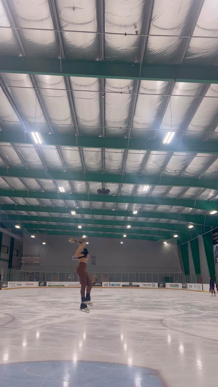 アシュリー・ケインのインスタグラム：「hold your landings :)  #figureskating #iceskating #vuori」