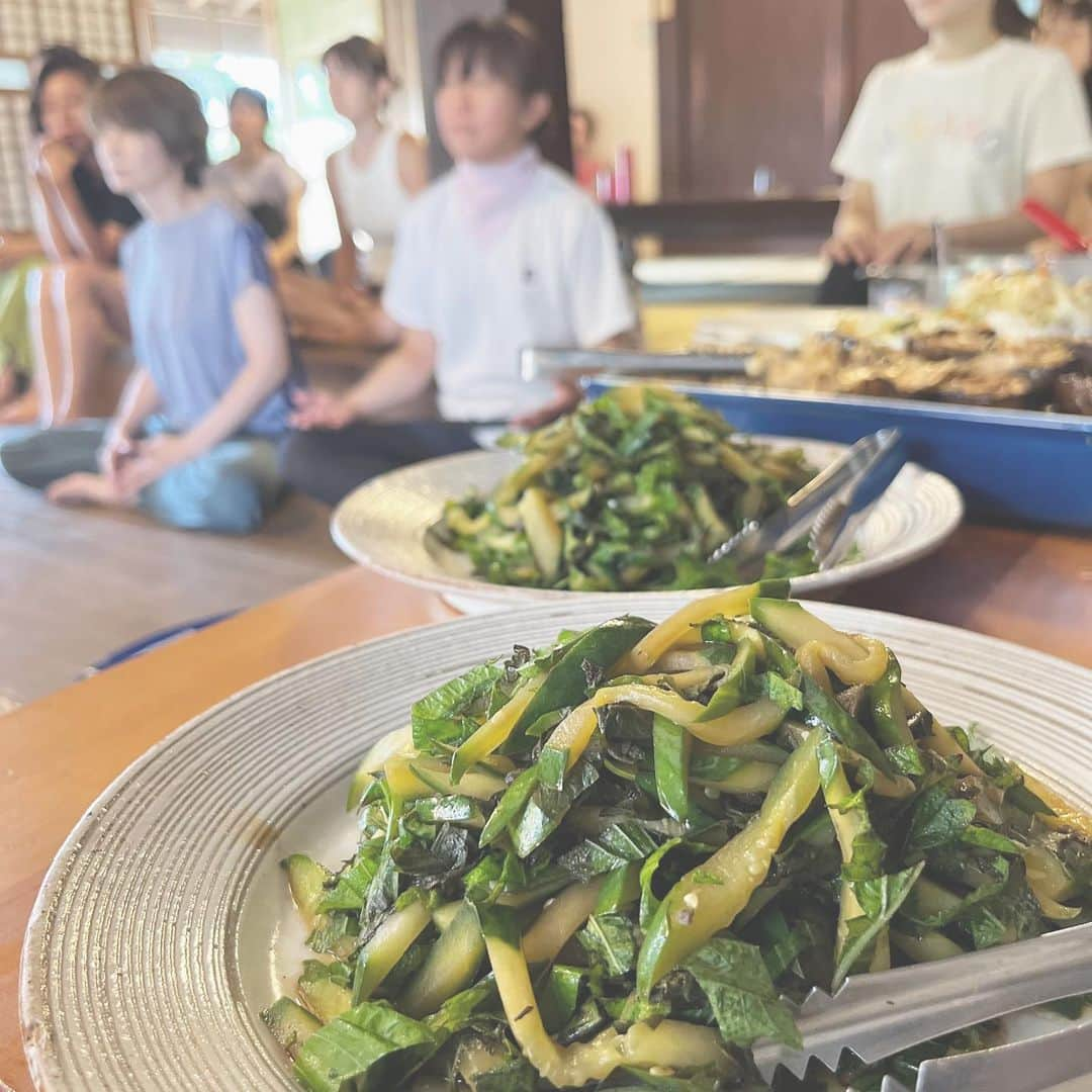 望月一花さんのインスタグラム写真 - (望月一花Instagram)「ずっとずっとずっとやりたかった 食瞑想 を、やらせてもらった。  2年前、リトリートへ行ってから ずっと続けている#食瞑想 🧘‍♀️  毎日毎回食べるときに意識すれば 瞑想は必ず続けられる。  五感、感謝、繋がりを感じ エネルギーを取り入れられ 自分と向き合い大切にする時間。  みなさんの前で ガイドさせていただくのは これで３回目かな。  すこしずつ、すこしずつ、 伝えたいことが伝えられる幸せ  そしてこの機会をくれた  @kokoniwa さん。 信頼してくれて任せてくれて いつも本当にありがとう🫶  写真、いつも撮り忘れるから 誰かが撮ってくれたこのみんなとの写真は、宝物😌💓」8月23日 5時17分 - sayavati