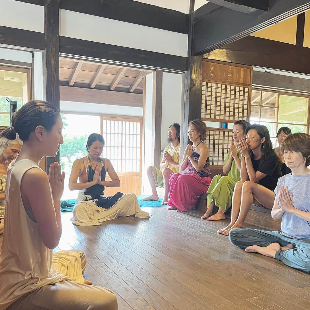 望月一花さんのインスタグラム写真 - (望月一花Instagram)「ずっとずっとずっとやりたかった 食瞑想 を、やらせてもらった。  2年前、リトリートへ行ってから ずっと続けている#食瞑想 🧘‍♀️  毎日毎回食べるときに意識すれば 瞑想は必ず続けられる。  五感、感謝、繋がりを感じ エネルギーを取り入れられ 自分と向き合い大切にする時間。  みなさんの前で ガイドさせていただくのは これで３回目かな。  すこしずつ、すこしずつ、 伝えたいことが伝えられる幸せ  そしてこの機会をくれた  @kokoniwa さん。 信頼してくれて任せてくれて いつも本当にありがとう🫶  写真、いつも撮り忘れるから 誰かが撮ってくれたこのみんなとの写真は、宝物😌💓」8月23日 5時17分 - sayavati