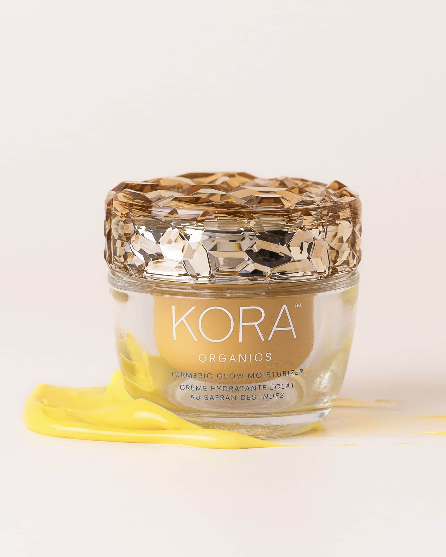 KORA Organicsさんのインスタグラム写真 - (KORA OrganicsInstagram)「Turmeric Glow Moisturizer's ultra-rich and creamy texture melts into your skin, boosting moisture and brightening your complexion.   🌱 Turmeric brightens and soothes  🌱 Marine Microalgae prevents skin dryness  🌱 Desert Date Oil visibly plumps dry skin 🌱 Rosehip Oil brightens and evens skin tone  Once empty, replenish with a refill pod made of 100% PCR to help reduce waste!」8月23日 5時13分 - koraorganics