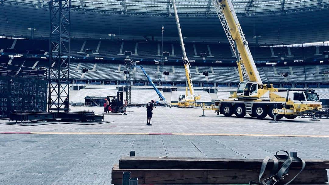 笹木香利さんのインスタグラム写真 - (笹木香利Instagram)「Stade de Franceは世界的なコンサート会場でもあります☺︎☺︎  スポーツのオフシーズンには芝を全て剥がして、別の場所(スペインとかって言ってた)で芝を養生して、また張り直すそうです。  芝の養生期間は、まるでサッカーの移籍市場さながらに、良いグラウンドキーパーの引き抜き合戦になるんですって！面白いね！  ラグビーW杯や五輪が控えているから、スタジアムも気合いが入っているとのことでした◎  ということで、スタジアムツアーおなじみの芝ショットが撮れなかったので、コンクリートと重機に乗ったおじさんの動画をどうぞ🤲」8月23日 7時30分 - kaorisasaki_official