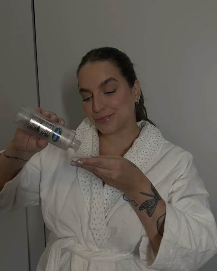 Bruna Unzuetaのインスタグラム：「Querem saber meu segredo para uma pele profundamente limpa e muito hidrata? É essa belezinha aqui, a Solução Micelar da linha Healthy Renew de @cetaphilbrasil que além de remover a maquiagem *, melhora a luminosidade, firmeza e elasticidade da pele. . . . . . Consulte sempre um dermatologista! *remove resíduos de poluição, mas não a previne. #CetaphilBrasil #CetaphilHealthyRenew #HealthyRenew #Publi」
