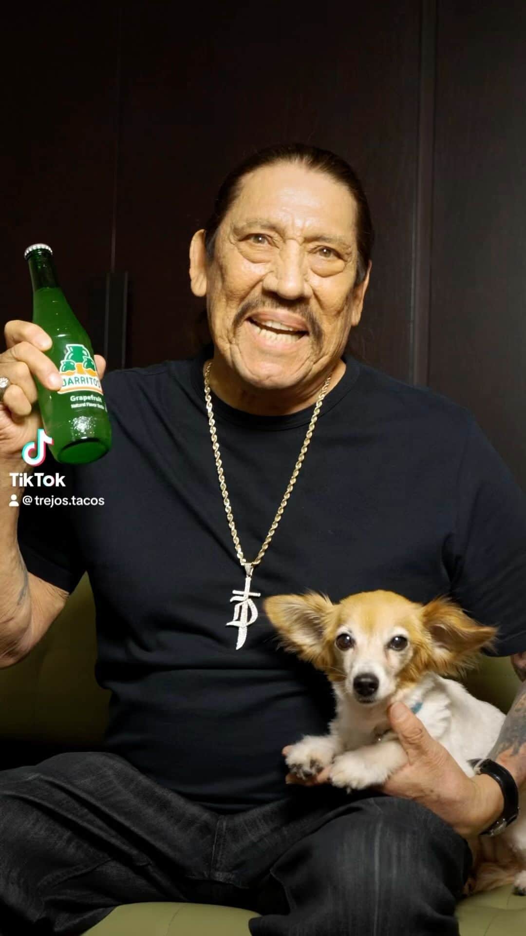 のインスタグラム：「You’re invited to Respect the Taco for #tacotuesday with Jarritos and Trejo’s Tacos on August 29th! Celebrate @jarritos Super Good Birthday with Free Tacos, Free Jarritos, Games, and LOTS of prizes!  Limit 1 order with 2 tacos per guest. Limited quantities and options available! While supplied last from 2:30PM - 4:30PM only.   📍La Brea 1048 S La Brea Ave 90028  #trejostacos #trejosdonuts #trejoscoffeeanddonuts #trejoscantina #trejoscerveza #dannytrejo #tacos #jarritos」