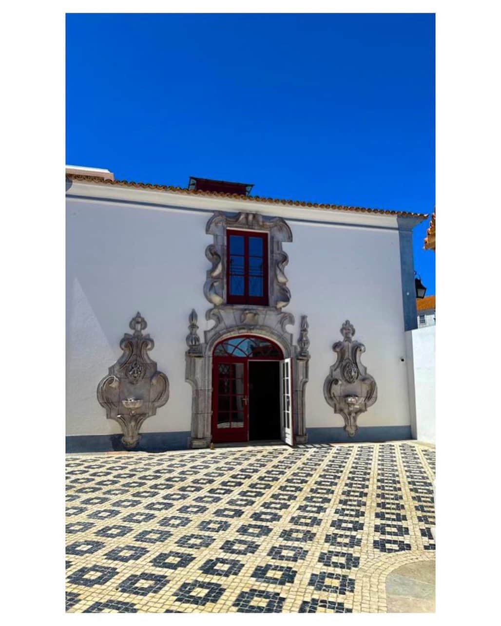 ジャネット・ジャクソンさんのインスタグラム写真 - (ジャネット・ジャクソンInstagram)「In front of hand painted ceramic tiles from the 1800s in Portugal at my friend Christian Louboutin’s @hotelvermelho (swipe for more photos of his beautiful hotel). We miss our sis in crime, Tash.   📷: Christian & me 😊」8月23日 5時30分 - janetjackson