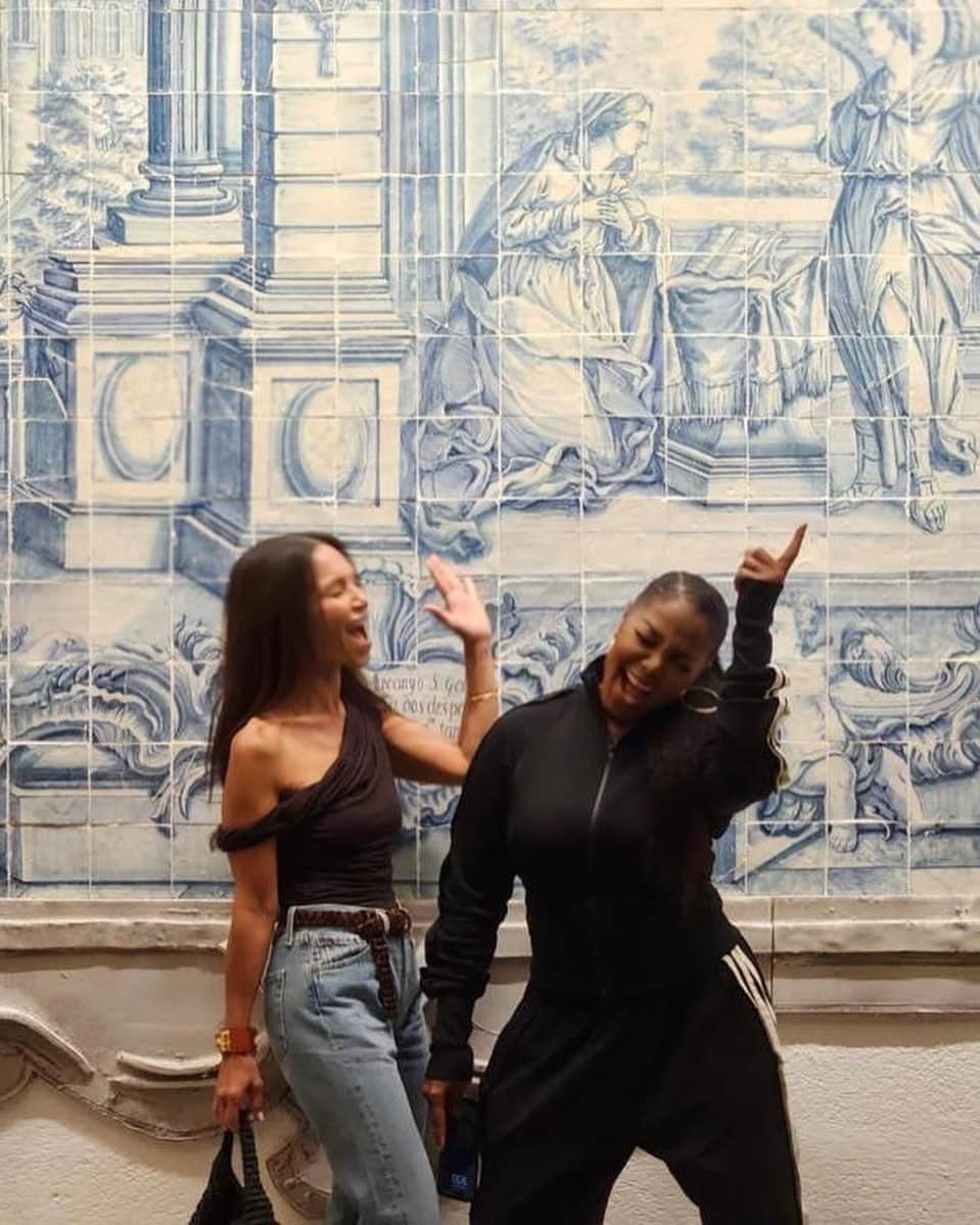 ジャネット・ジャクソンのインスタグラム：「In front of hand painted ceramic tiles from the 1800s in Portugal at my friend Christian Louboutin’s @hotelvermelho (swipe for more photos of his beautiful hotel). We miss our sis in crime, Tash.   📷: Christian & me 😊」