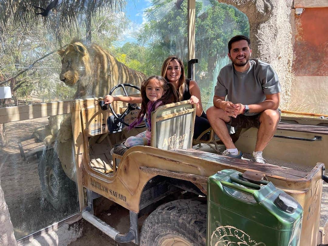 イヴァン・ガルシアのインスタグラム：「@africamsafaripuebla 🦁🐯🦛🐆🦒  Día de paseo con mis amores @paolaespinosaof #ivana #familia ❤️」