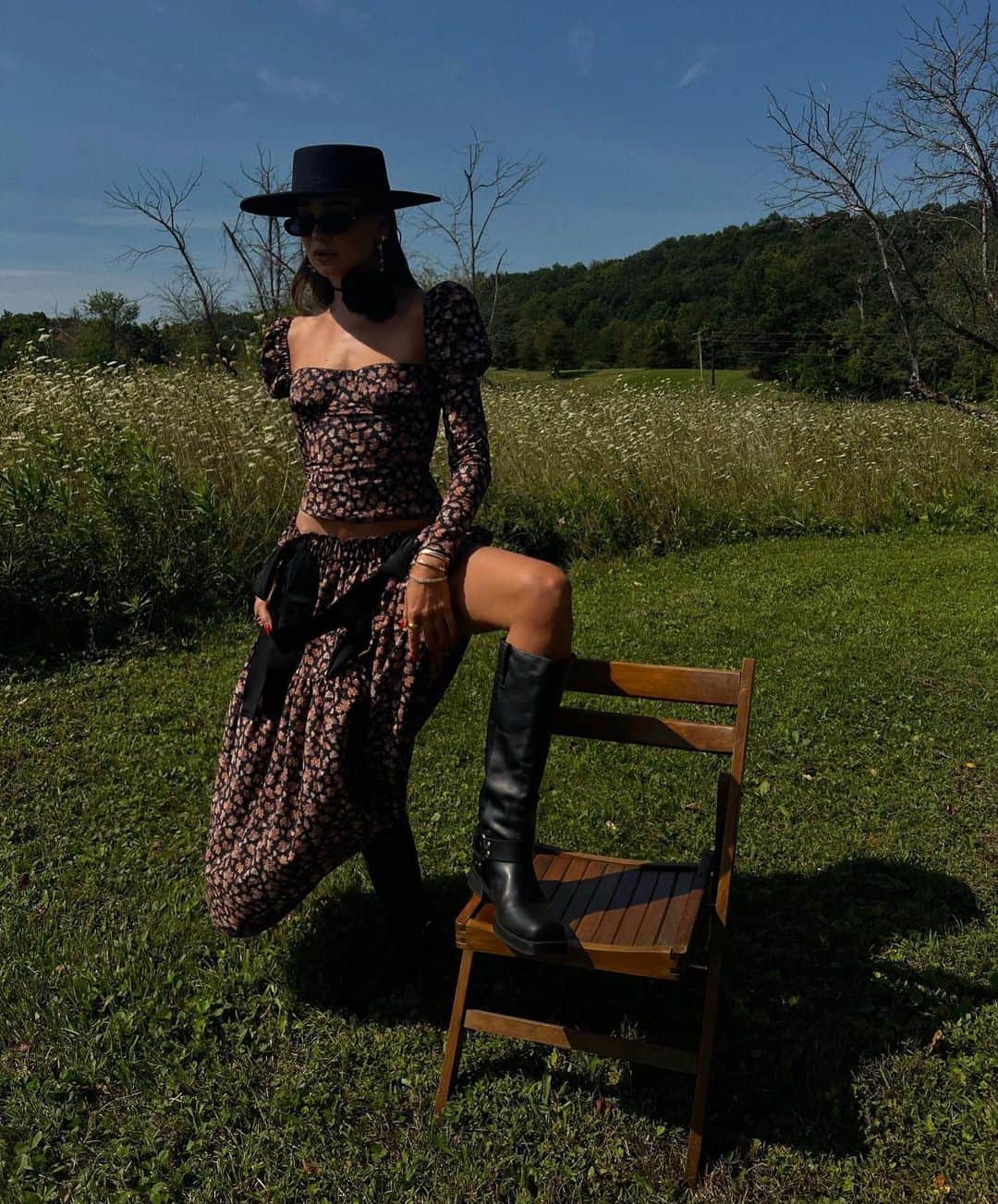 We Wore Whatのインスタグラム：「It was giving Fall today on set for @shopweworewhat campaign 🍂 here’s a super sneak peek that the girls are already mad at me for 🤭 [will climb trees for the photo]!」