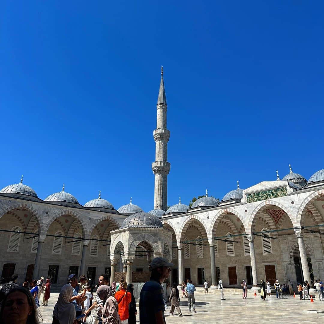 新田朝子さんのインスタグラム写真 - (新田朝子Instagram)「10年ぶりのイスタンブール。  トランジットだけの予定が、飛行機が変更になったので、せっかくだからストップオーバーして一泊。半日ほど、主に主要モスク巡り。  ブルーモスクに、パレスチナ産クーフィーヤをまとってエルサレムから訪れる日が来るとは、大学の友達達と卒業旅行でトルコ旅をしたときには想像だにしていなかったなぁ🤔  I am luckily back in Istanbul since 2014, coming from Jerusalem with Palestinian beautiful keffiyeh @hirbawi 🇵🇸Who could imagine this happening?  #turkey #istanbul #stopover #bluemosque #suleymaniyemosque #hagiasophia   #トルコ #イスタンブール #トルコ旅行 #海外旅行好きな人と繋がりたい #海外在住 #中東在住 #エルサレム在住」8月23日 5時53分 - asako.nitta