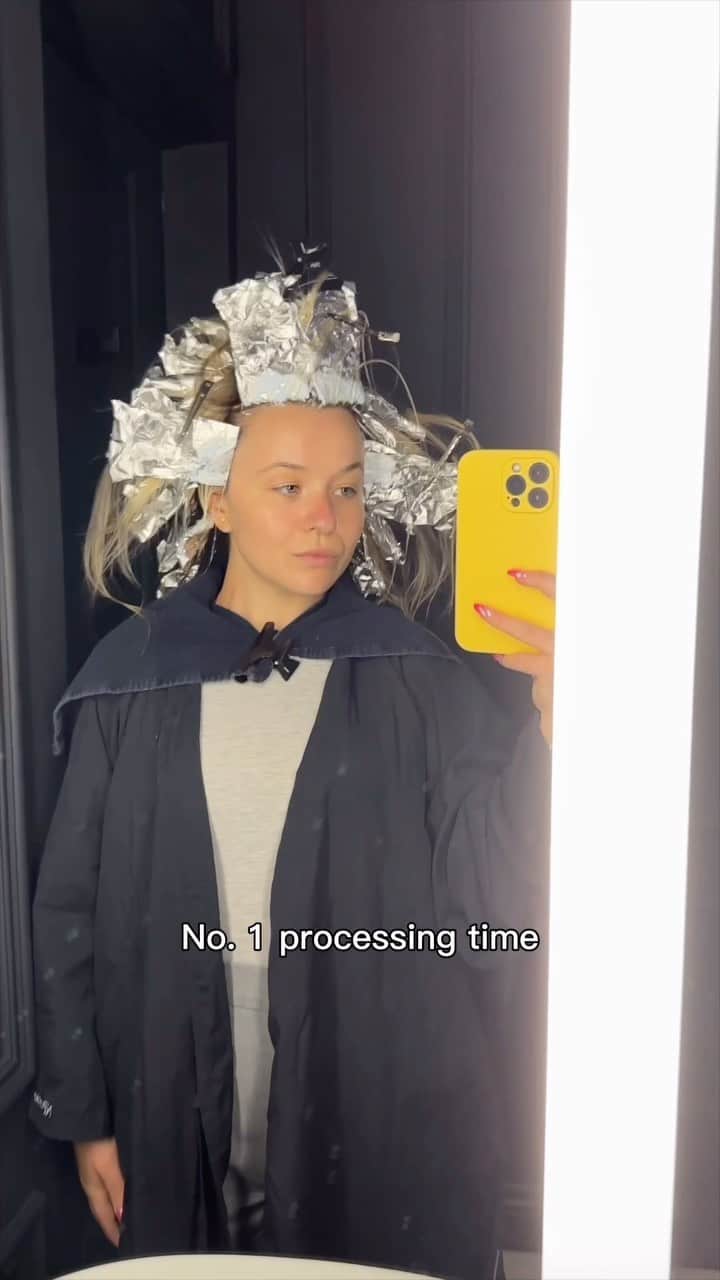 トーリ・ウェブスターのインスタグラム：「Brunette to Blonde Hair Transformation 💇🏼‍♀️🎀👀   Consider these helpful hair tips when going platinum blonde:  1. Work with a professional who can guarantee the right amount of processing time (to mitigate hair damage)! 2. Tone your roots for a more seamless/ natural blonde look! 3. Go back in with some key framing/ money pieces 💸 the Scandinavian Hairline trick is also worth checking out 😉  4. Opt for purple shampoo for maintenance of✨expensive✨ looking blonde!!! @melaandkera   hair by: @jasonleehair 💖   •  •  •  #blonde #blondehair #blondebalayage #blondegirl #blondespecialist #blondehighlights #platinum #platinumblonde #hairtransformation #hairtutorial #hairgoals #hairfashion #hairideas #hair」