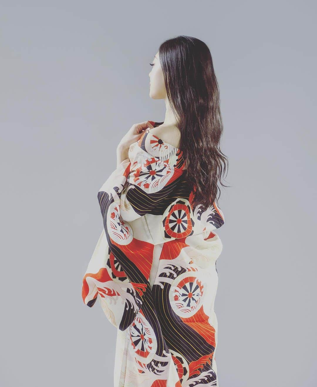 倉永美沙さんのインスタグラム写真 - (倉永美沙Instagram)「Transported to a world of grace and beauty during my kimono photoshoot. Every movement told a story, every pose a celebration of culture and elegance. A big thanks to the incredible @nathaancarlson for this magical experience ✨  着物での撮影👘  #kimono #ballet #ballerina #photoshoot #worldofdance #ballerinalife #japanese #着物　#日本美 #バレリーナ　#バレエ」8月23日 6時01分 - misakuranaga