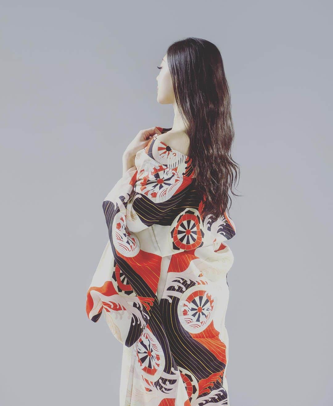倉永美沙のインスタグラム：「Transported to a world of grace and beauty during my kimono photoshoot. Every movement told a story, every pose a celebration of culture and elegance. A big thanks to the incredible @nathaancarlson for this magical experience ✨  着物での撮影👘  #kimono #ballet #ballerina #photoshoot #worldofdance #ballerinalife #japanese #着物　#日本美 #バレリーナ　#バレエ」