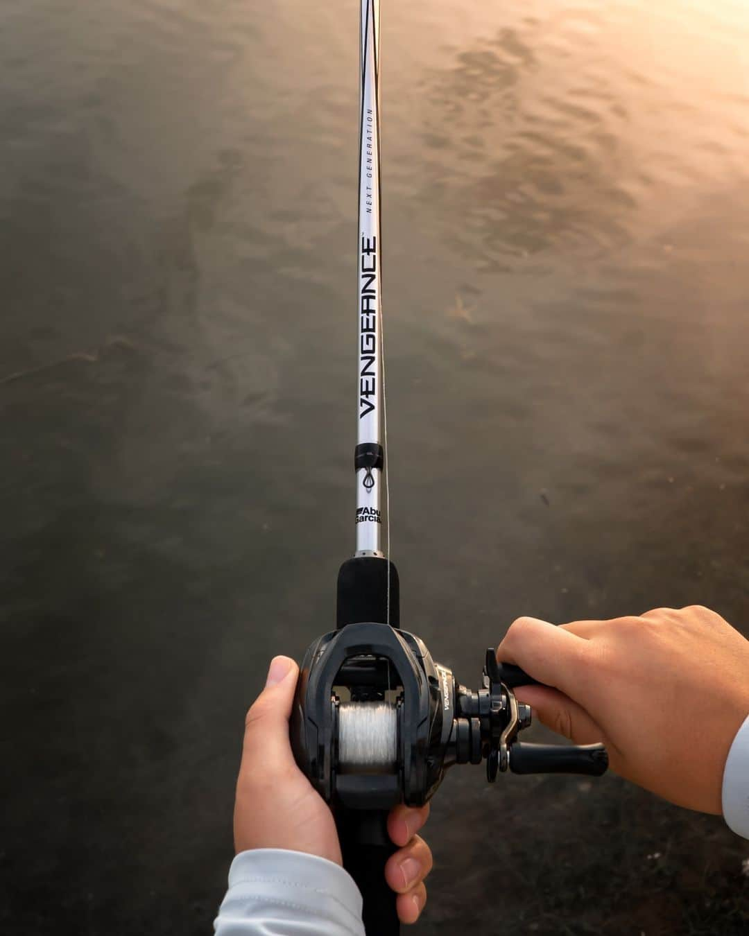 アブガルシアのインスタグラム：「Hit the water with a Vengeance. The Vengeance combo is ideal for a wide variety of techniques with a 7' MH 24-ton graphite blank paired with a 6.4:1 gear ratio Vengeance reel. Link in bio to pick one up.   #abugarcia #fishtowin #fishing #bassfishing #vengeance」