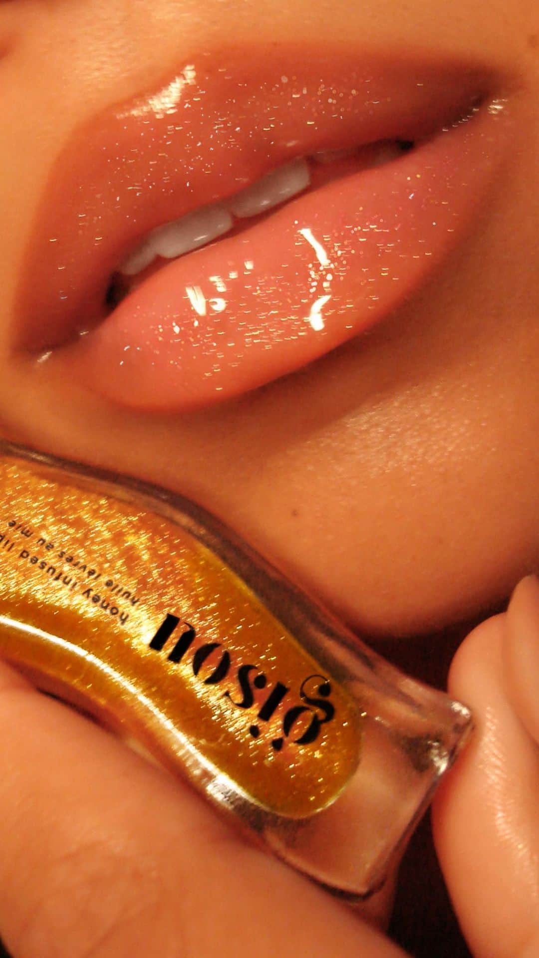 セフォラのインスタグラム：「THIS IS NOT A DRILL! @gisou’s limited-edition Honey Infused Lip Oil in Golden Shimmer Glow is here 🍯✨」