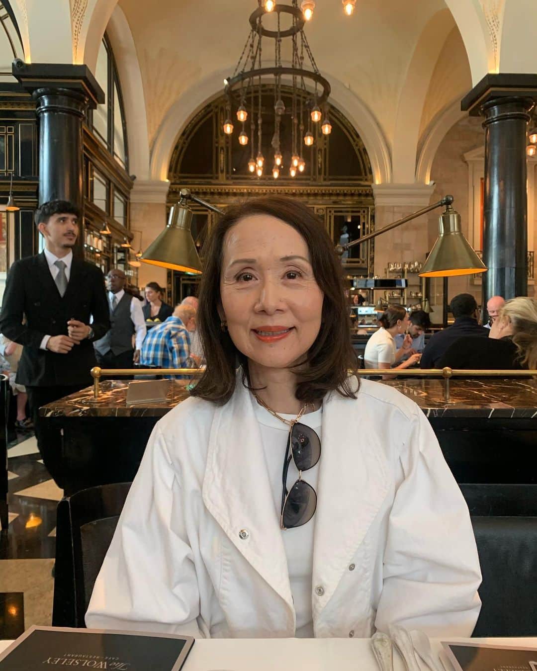 Karen Oのインスタグラム：「Lunch with mum 🥰  @thewolseley #lavish」