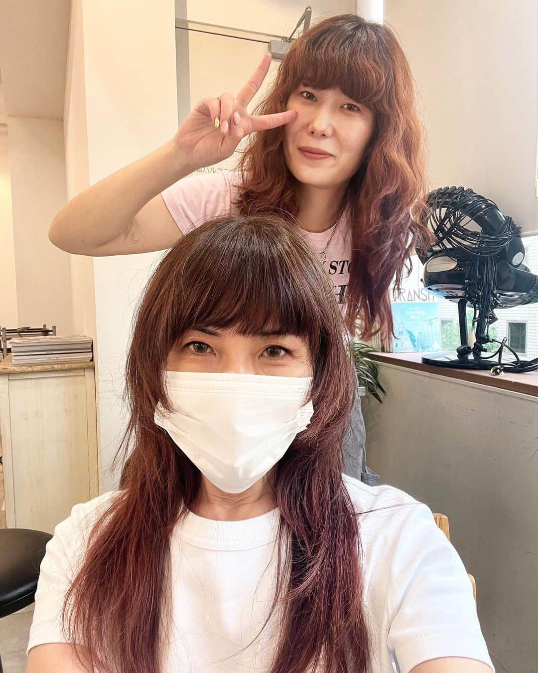 CHIHARUさんのインスタグラム写真 - (CHIHARUInstagram)「人生初のヘアカラー、 ラベンダーピンク。 今までどうしてもアッシュ系の色味ばかりだったんだけど、秋に向けてラベンダーピンクに初挑戦。  なんだか新鮮で気分も変わって良きです😊  あえてくすませたピンクなので、大人女子にも抵抗なくトライできますよ。 今は、手をかけたぼさっと感を感じるヘアスタイルが気分です。  季節に合わせてヘアカラーチェンジ、オススメです。  #ヘアカラートレンド  #ヘアカラーチェンジ  #ラベンダーピンク #CHIHARU #ヘアメイクCHIHARU #元宝塚 #元宝塚歌劇団 #宝塚og #ヘアーアンドメイクアップアーティスト  #天才とビューティートークで爆盛り上がり」8月23日 6時16分 - shoyabuki0426