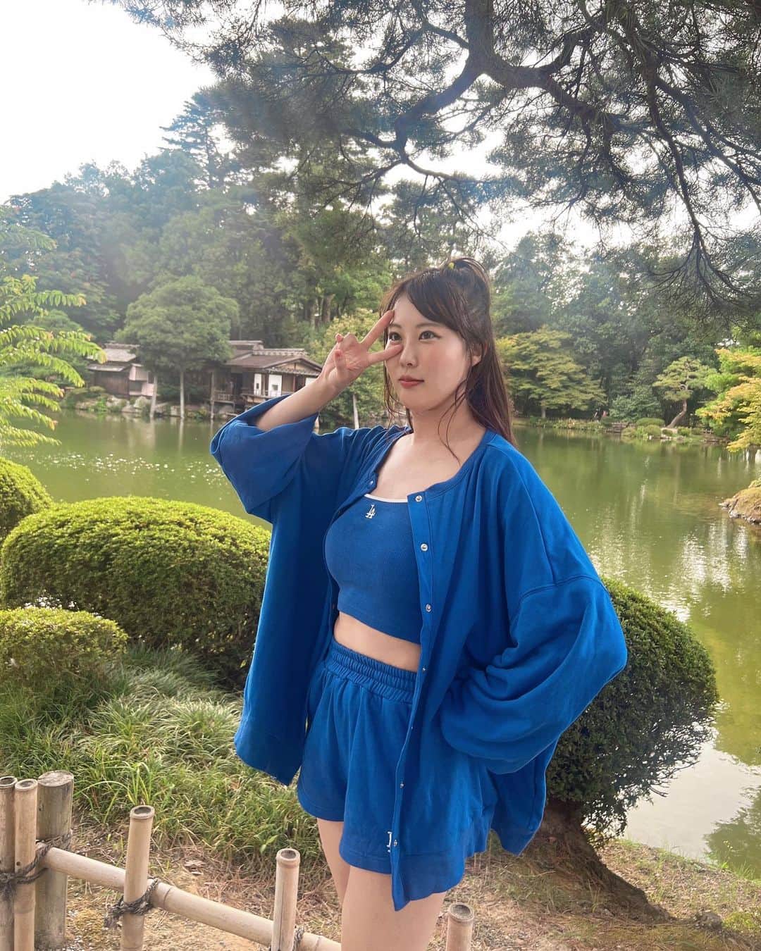 のインスタグラム：「. . . 金沢遠征🐼/兼六園 . . . . オフ会でみんなで兼六園にいけた🫶まさかいけると思ってなかったからめちゃくちゃ嬉しかった☝️😚 とても風情がある写真がたくさん撮れました(アタマワルソウナブンダネ)ほんとにオフ会楽しかったなあ☺️☝️みんなと色々話せて元気もらえた🥺💛すき . . 緑に青でばえてるなあ🌴 このLAのセットアップかなりおきにいりなんだよね☺️🫶 グラビア会の大谷翔平なので(おしりとむねの二刀流なので)(?)(?) . . . . . . #石川県 #金沢 #金沢旅行 #兼六園 #緑 #青 #LA #自然 #森林浴 #オフ会 #アイドル #グラドル #私服 #大谷翔平 #二刀流 #setup #basketball #japan #kanazawa #kenrokuen #japanesegirl #green #fyp #ootd #fit #outfitoftheday  #otani #日本 #旅行 #japantrip」