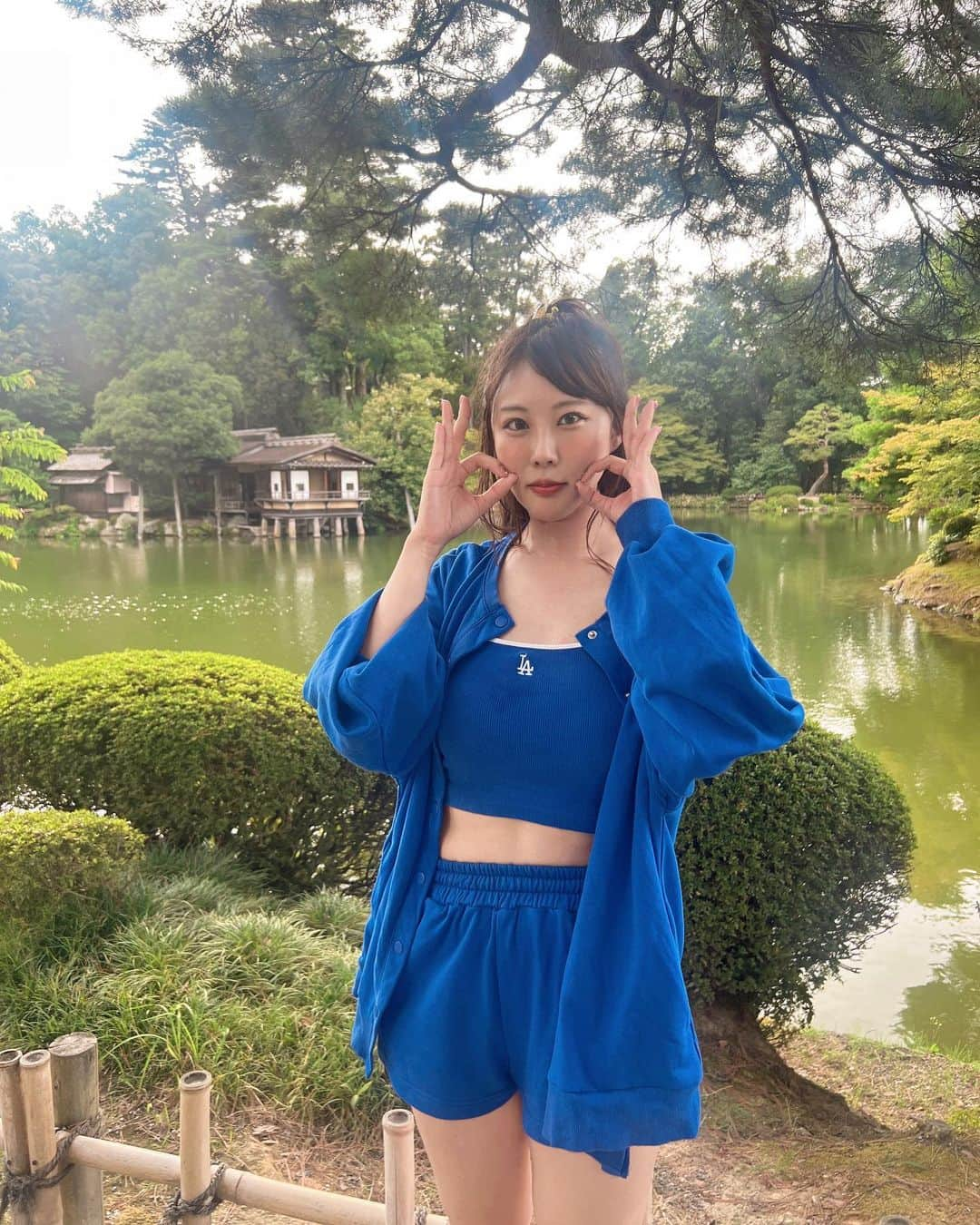 川島愛里沙さんのインスタグラム写真 - (川島愛里沙Instagram)「. . . 金沢遠征🐼/兼六園 . . . . オフ会でみんなで兼六園にいけた🫶まさかいけると思ってなかったからめちゃくちゃ嬉しかった☝️😚 とても風情がある写真がたくさん撮れました(アタマワルソウナブンダネ)ほんとにオフ会楽しかったなあ☺️☝️みんなと色々話せて元気もらえた🥺💛すき . . 緑に青でばえてるなあ🌴 このLAのセットアップかなりおきにいりなんだよね☺️🫶 グラビア会の大谷翔平なので(おしりとむねの二刀流なので)(?)(?) . . . . . . #石川県 #金沢 #金沢旅行 #兼六園 #緑 #青 #LA #自然 #森林浴 #オフ会 #アイドル #グラドル #私服 #大谷翔平 #二刀流 #setup #basketball #japan #kanazawa #kenrokuen #japanesegirl #green #fyp #ootd #fit #outfitoftheday  #otani #日本 #旅行 #japantrip」8月23日 6時28分 - onikuarichan