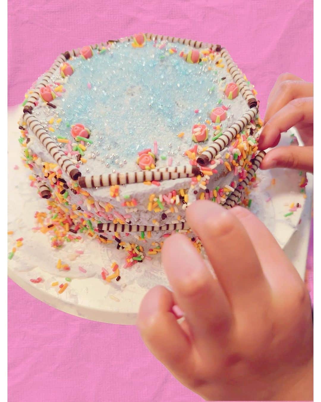木村カエラのインスタグラム：「私のママのお誕生日の日のこと。  おばあちゃんにリトルプリンセスは、 自分でケーキを作るとはりきってくれました。  可愛い可愛い小さなお手手で、時にはつまみ食いをしながら、甘くて甘くて甘すぎた美味しいケーキを作ってくれました。  家族で準備したプレゼントをラッピングした時間。  きらめきを感じて、 生きてることを実感する。 ほんの小さな感動がわたしを幸せにする。 人生はその積み重ね。 その小さなきらめきにたくさん気がついて生きたい。  わたしを産んでくれてありがとう。ママ。  #hbd」