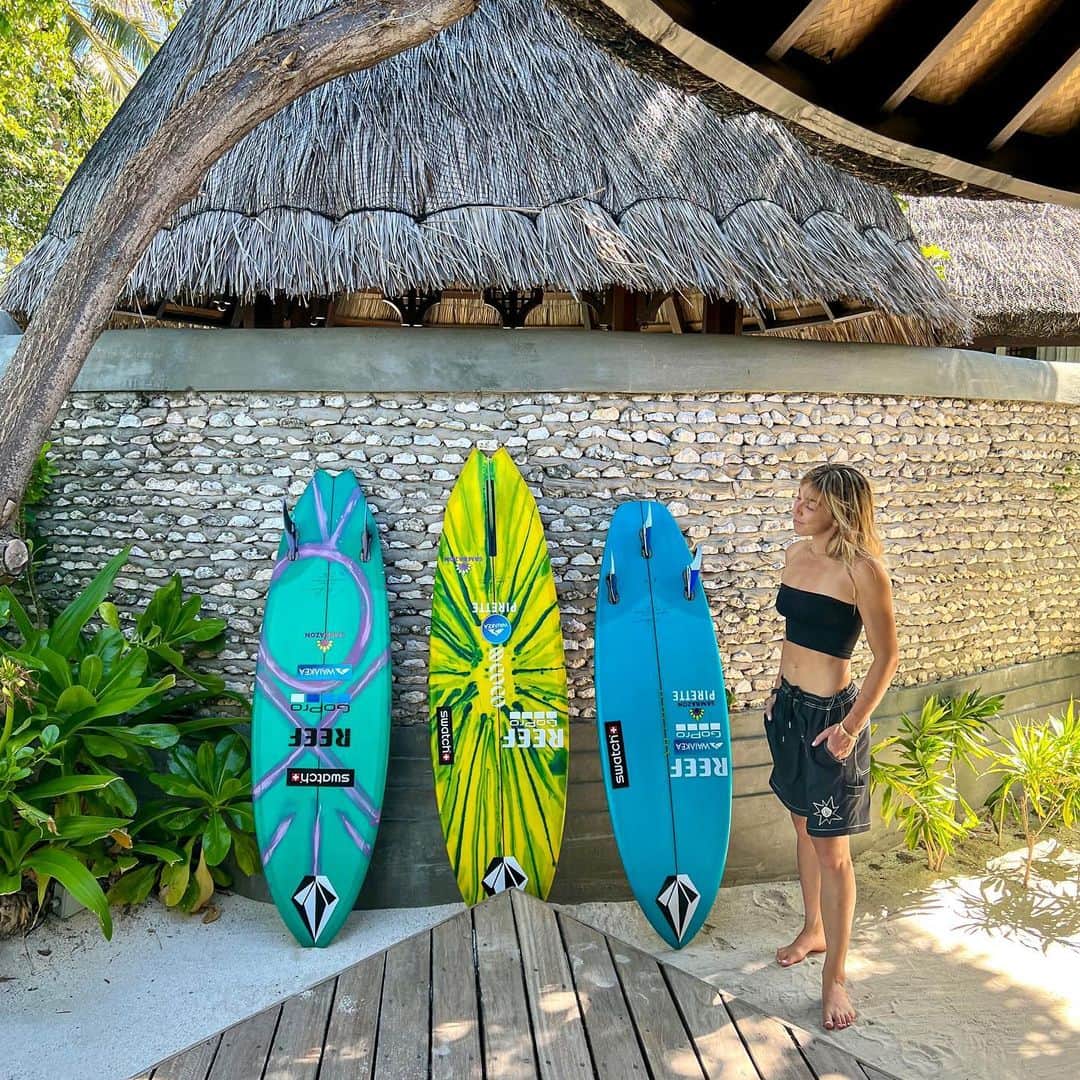 ココ・ホウのインスタグラム：「Single fin 🤩 Twin fin 😍 Thruster 🙃 So grateful to be here competing at the champions trophy:) @fsmaldives @tropicsurf . Got to get barreled and comb’d by @joelparko yesterday, even that was fun😁🙏 Twin fin division today!!!!」