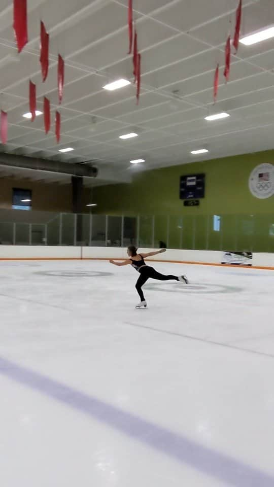 コートニー・ヒックスのインスタグラム：「Finally getting back to my difficult entrances. I want to eventually take out the three-turn and go straight from the spread eagle to the flip, but for now this will have to do! . . . . #iceskater #iceskate #iceskating #figureskater #figureskate #figureskating #figureskating_amazing #lutz #triplejump #morning #fypage #fypシ #foryou #foryoupage #usfigureskating #isu #reels #pretty #athletesofinstagram #athlete #jacksonultima #johnwilson #jumps #explorepage #explore #фигурноекатани」