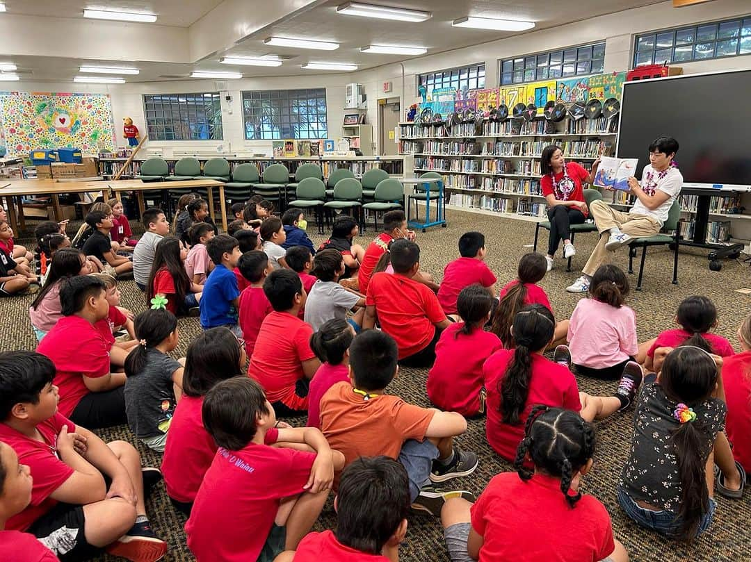 マイア・シブタニさんのインスタグラム写真 - (マイア・シブタニInstagram)「Last week, we went to Oahu to visit some public schools and share our children’s picture book, Amazing: Asian Americans and Pacific Islanders Who Inspire Us All.   Mahalo nui to @hawaiipublicschools, the students and staff at Waiau Elementary and Kokohead Elementary for warmly welcoming us to your schools. We had a lot of fun with everyone!   We’re so grateful to @sunnoodles and @kingshawaiian, who believe in @amazingaapi’s mission of empowerment, inspiration, and education. They joined forces to donate 200 copies of "Amazing: Asian Americans and Pacific Islanders Who Inspire Us All," to elementary schools in Hawai'i.   It’s been a tragic and difficult time for Hawai’i with the devastating impact of the recent Maui wildfire. If you are able, please support and donate to the Maui Strong Fund. Funds are being collected to provide resources for disaster response and recovery.」8月23日 6時35分 - maiashibutani