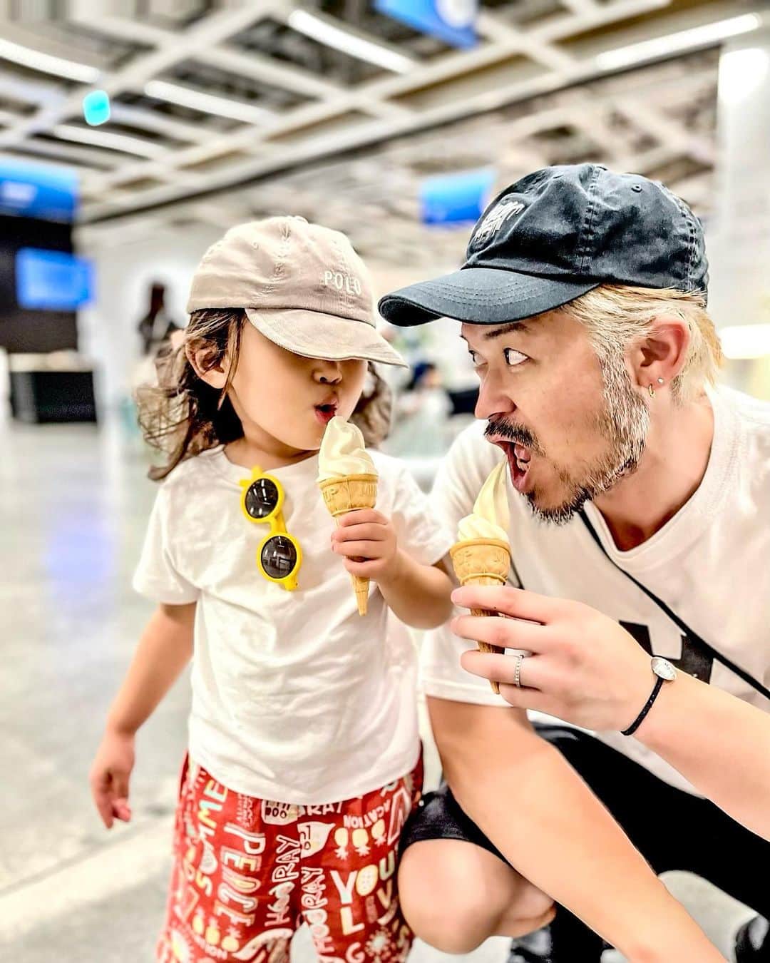 遠山雄也のインスタグラム：「. おはよう🥸 今日はサロン定休日💤 　 　 IKEAでソフトクリーム 　 💙💛🍦 　 　 　 　 #生後1161日 #女の子キッズ #パパと娘 #育児記録 #子供のいる暮らし #生後38ヶ月 #3歳2ヶ月」