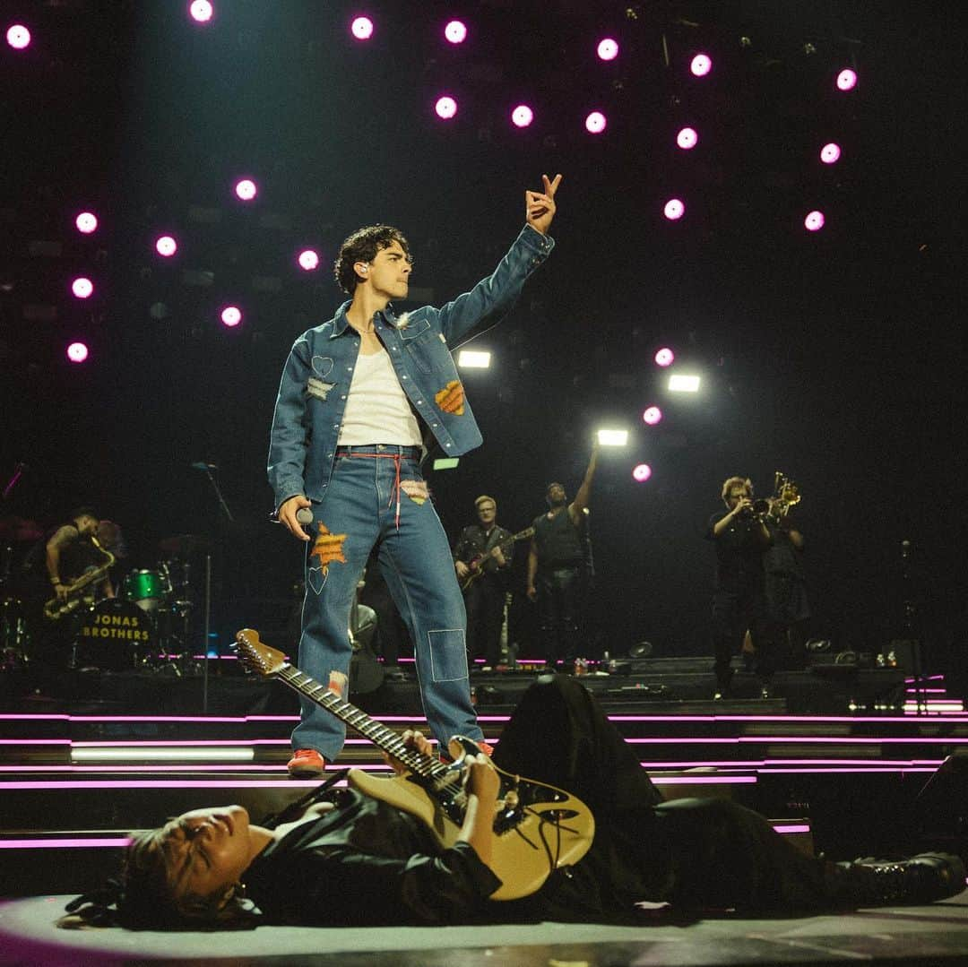 ジンジョー・リーさんのインスタグラム写真 - (ジンジョー・リーInstagram)「THE TOUR = fun 🤩🥳🥰💫」8月23日 6時43分 - jinjoolee