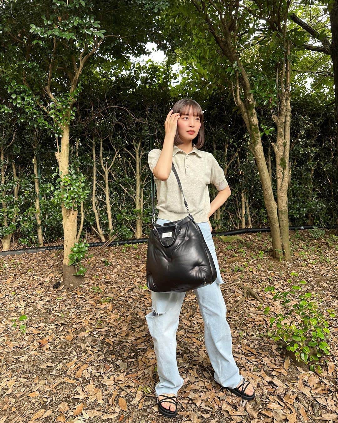 のインスタグラム：「お散歩🚶🏻‍♀️  たまに自然みたいって時あるよね笑  この日はりおんと🍃  最近夜ご飯一緒に食べたりのちょろっと隙間時間に会ってます  #夏服 #ジーンズ #デニムコーデ #ボブ #散歩 #ootd #マルジェラ」