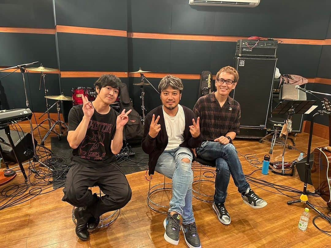 光永亮太のインスタグラム：「8/30（水）@ビルボードライブ大阪 「FRIDAY NIGHT JUNCTION LIVE 〜Neighbors〜 Supported by ラビーズホーム」  馬場俊英さん、藤巻亮太さんとリハでした♪ いやぁ、これはサイコーの夜になる予感！ 一部は完売間近でっす！  ご来場、心よりお待ちしております！  http://www.billboard-live.com/pg/shop/show/index.php?mode=detail1&event=14333&shop=2」